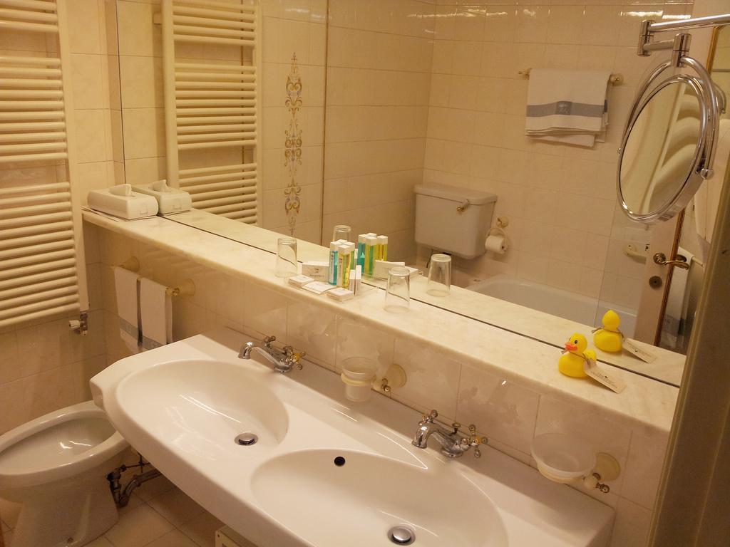 Elegant Double Room,1075190110:JPEG